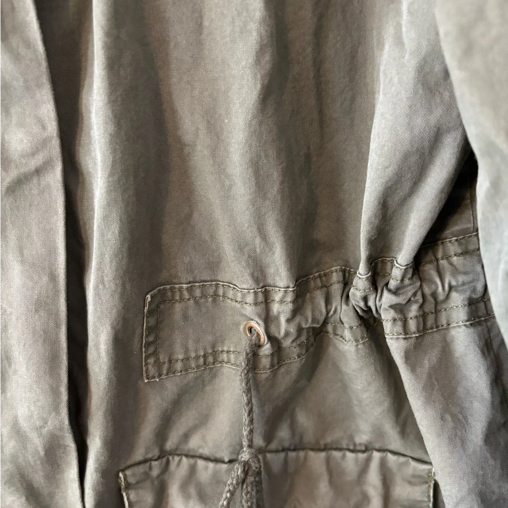 CHARLOTTE RUSSE women's army green jacket‎ Full zip w/snaps Large Raw Hem